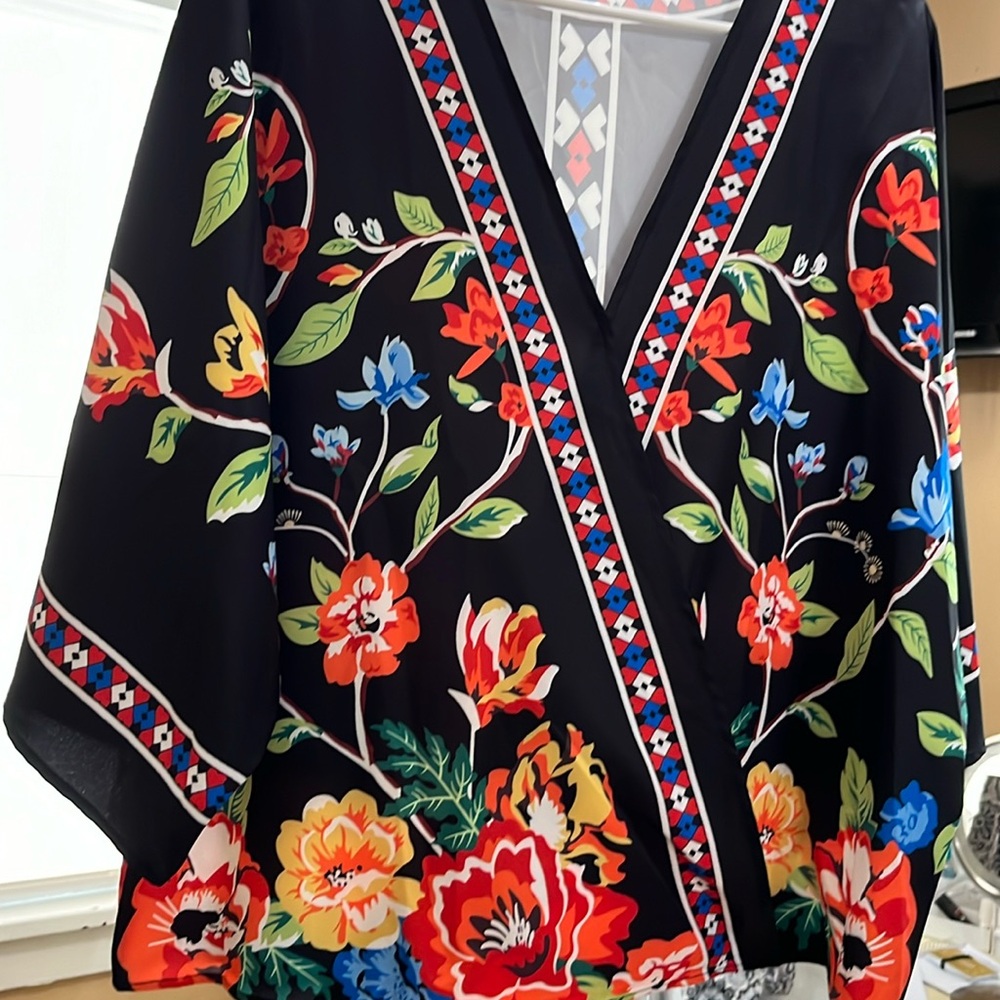 Pretty floral top. Silky fabric